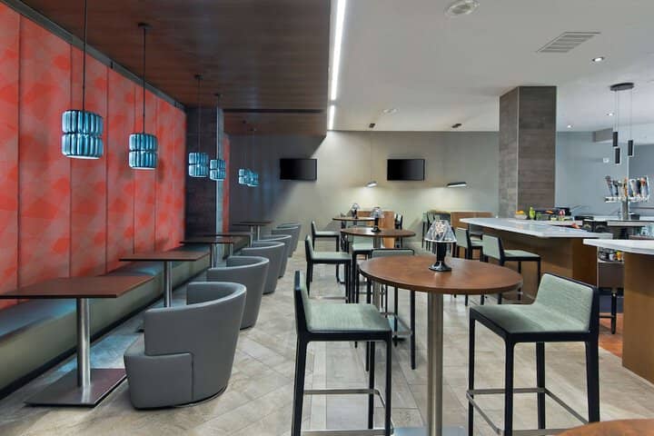 Lounge 76 of 101
